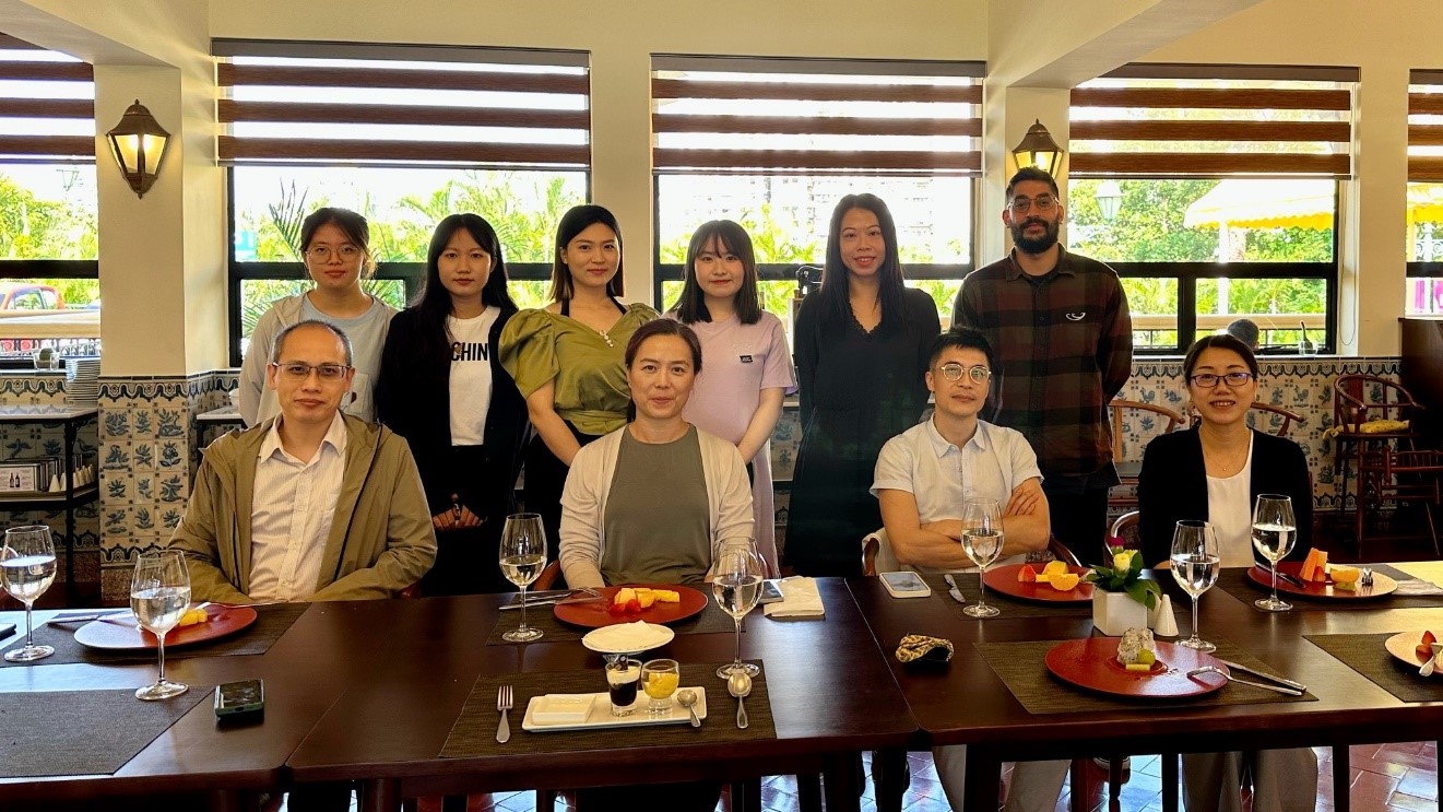 2023/24 学年研究生课程学生代表、校长和课程主任进行午宴会议